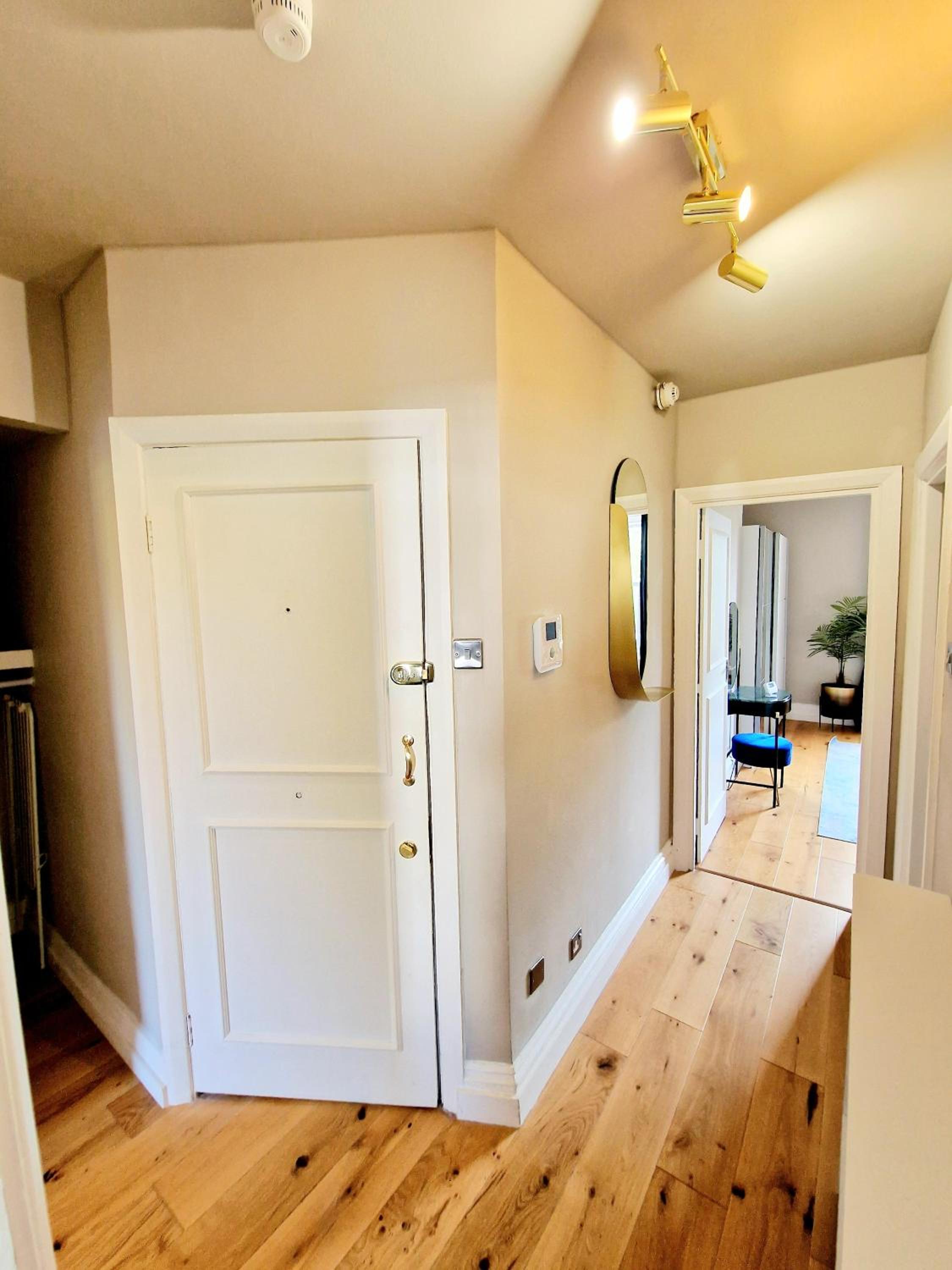 Gorgeous Hyde Park Home with Lift-Elevator Access & Nice View