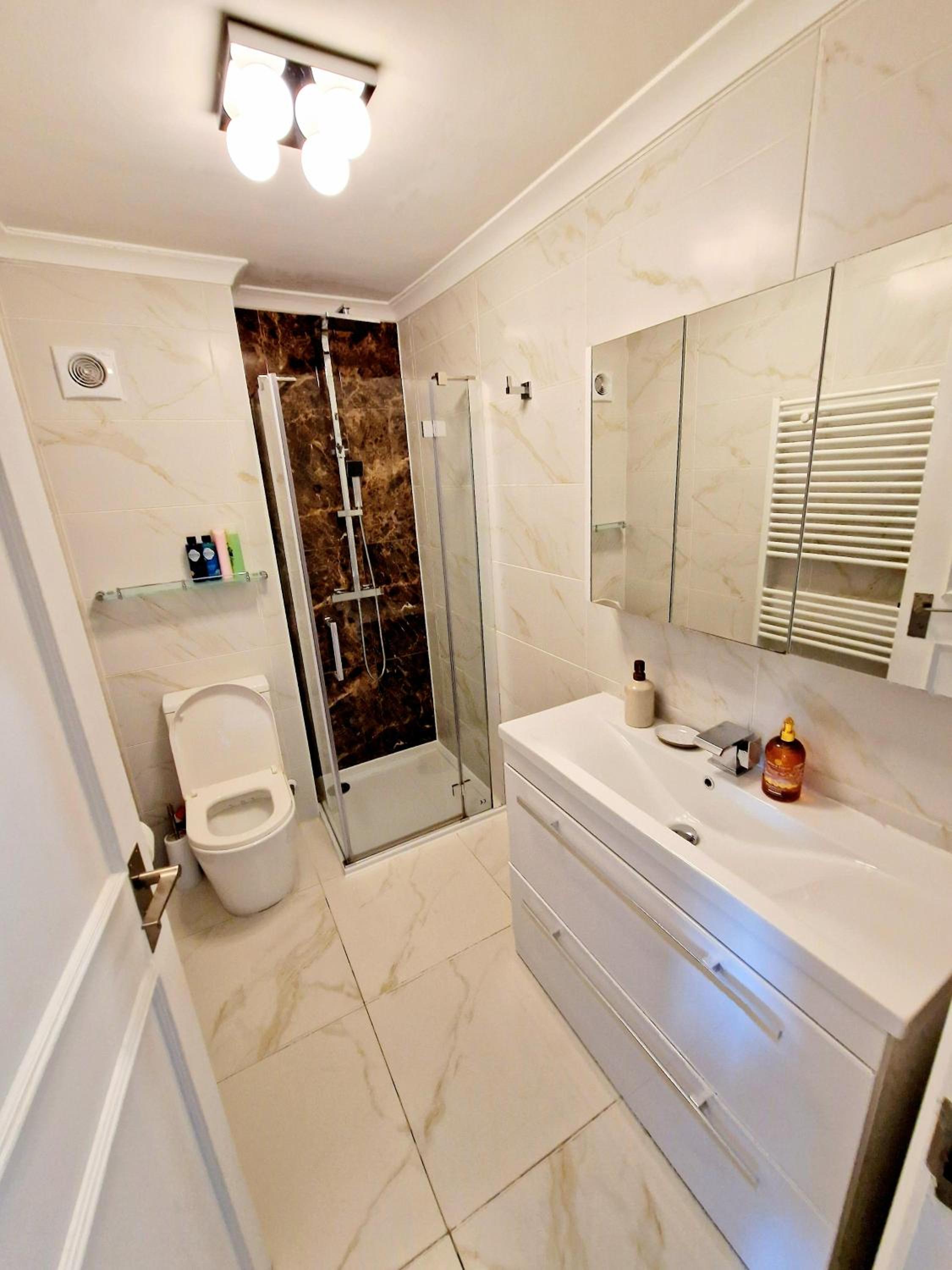 Gorgeous Hyde Park Home with Lift-Elevator Access & Nice View