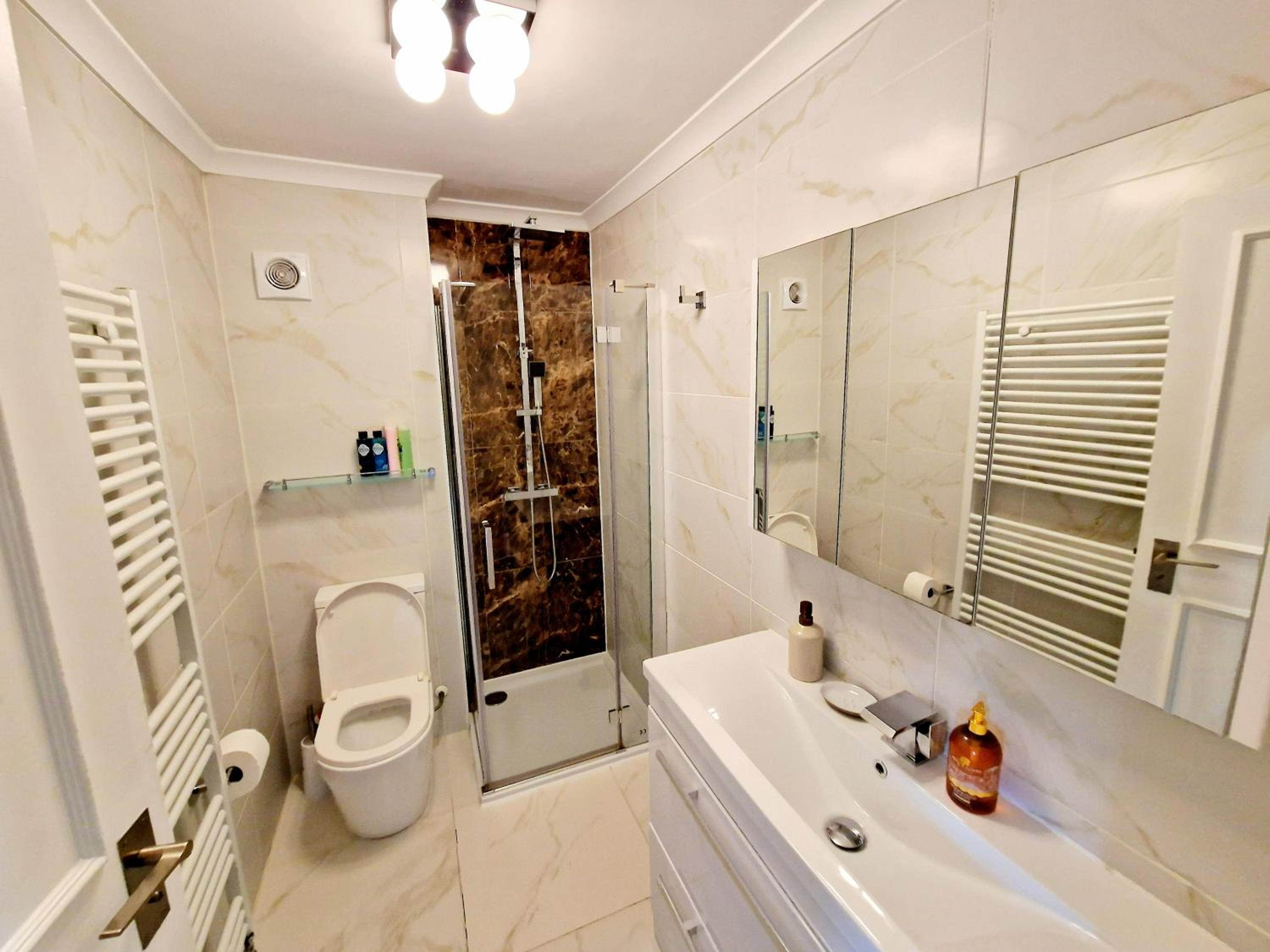 Gorgeous Hyde Park Home with Lift-Elevator Access & Nice View