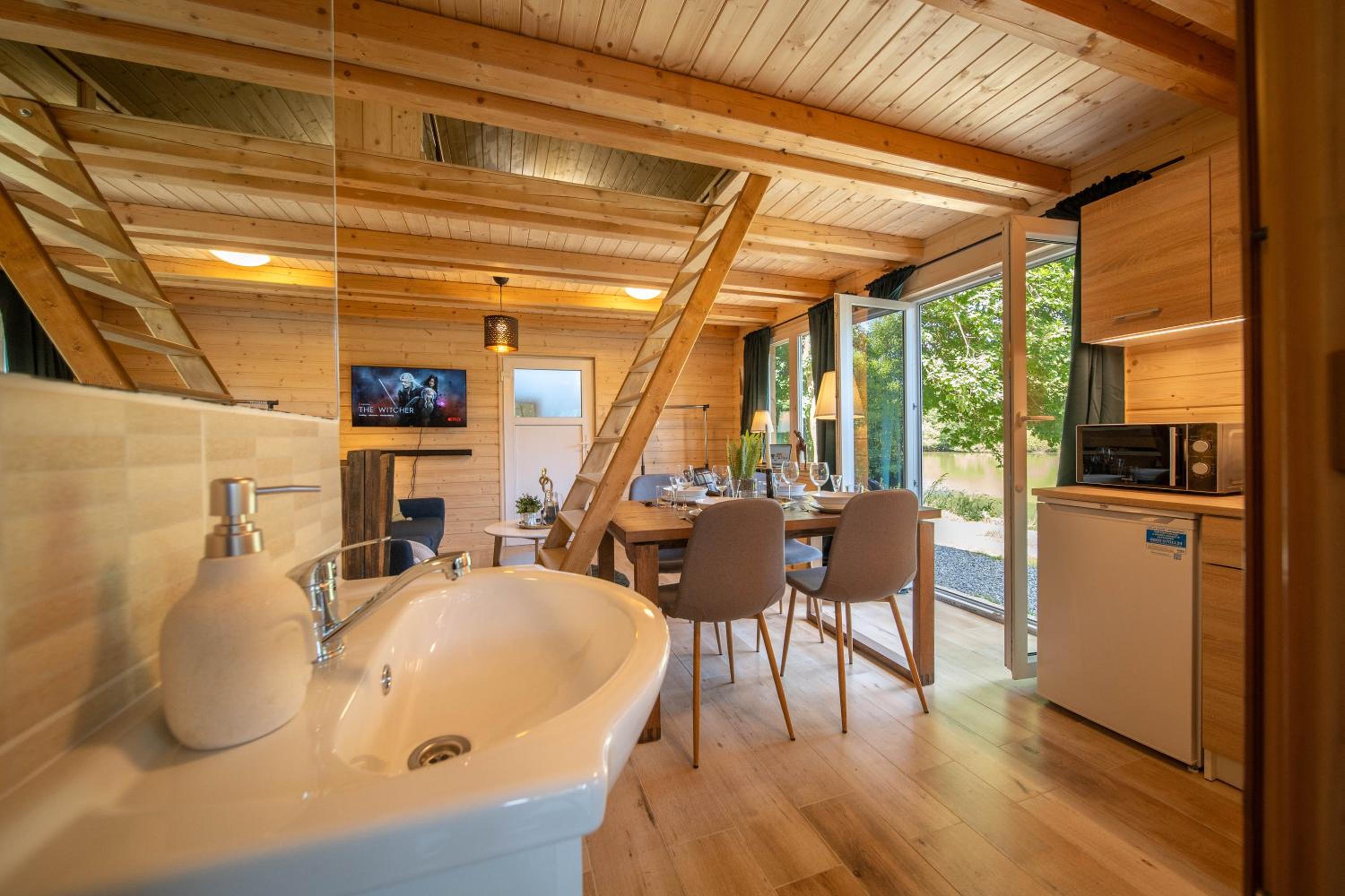 Magic new cozy tiny house at private lake