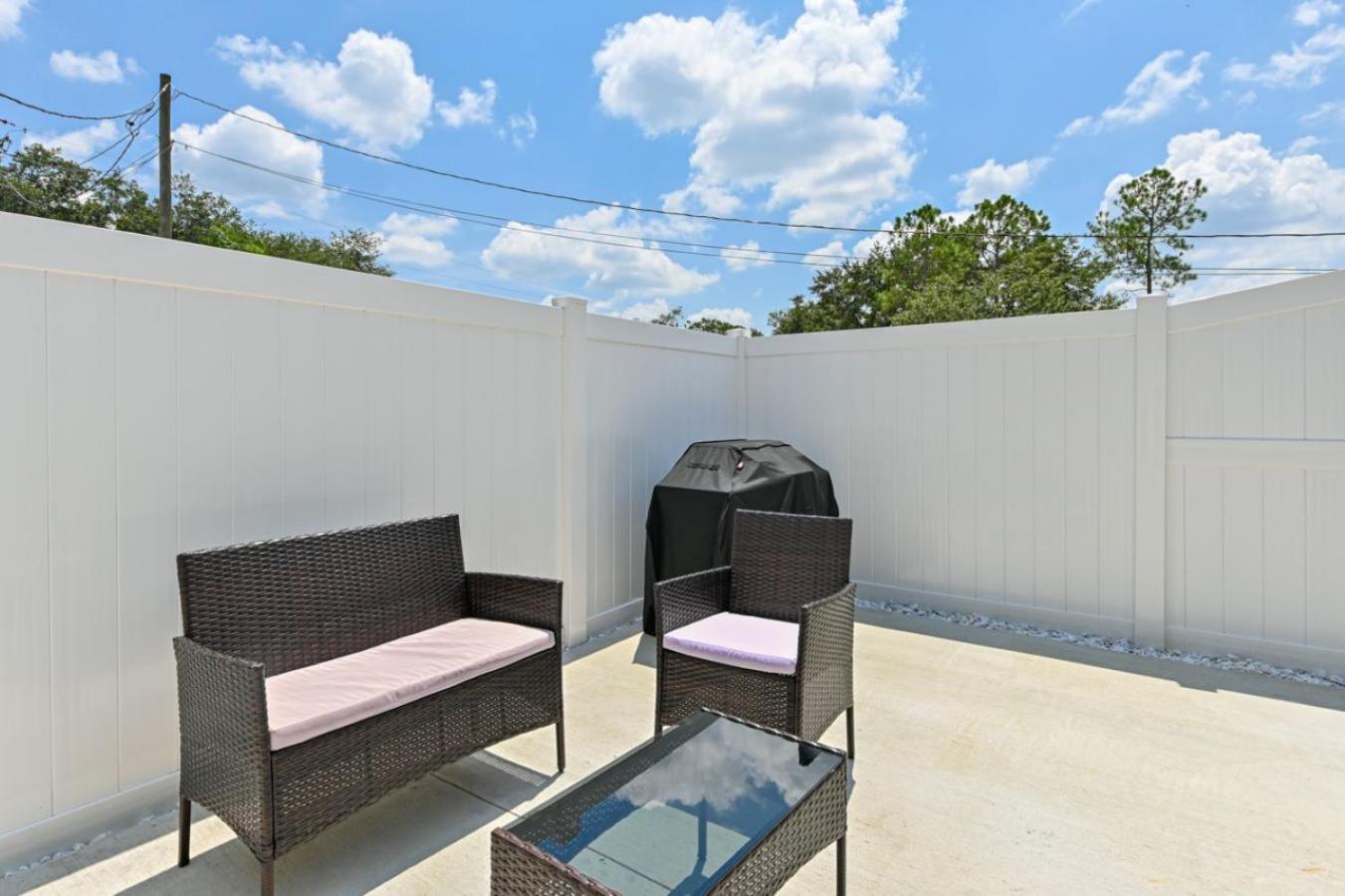 Hotel Paradise In Brandon With Luxurious 6 Person Jacuzzi.