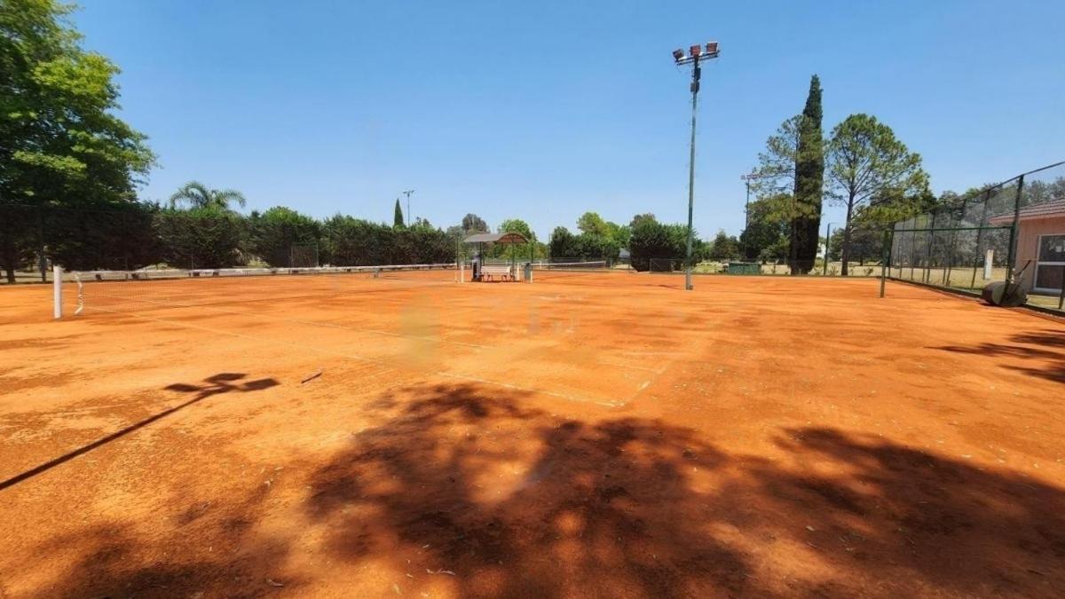 Casa con piscina privada climatizada e iluminada en exclusivo Golf Country Club Campo de Golf de 18 hoyos Piscina cubierta climatiza del club Canchas de fu