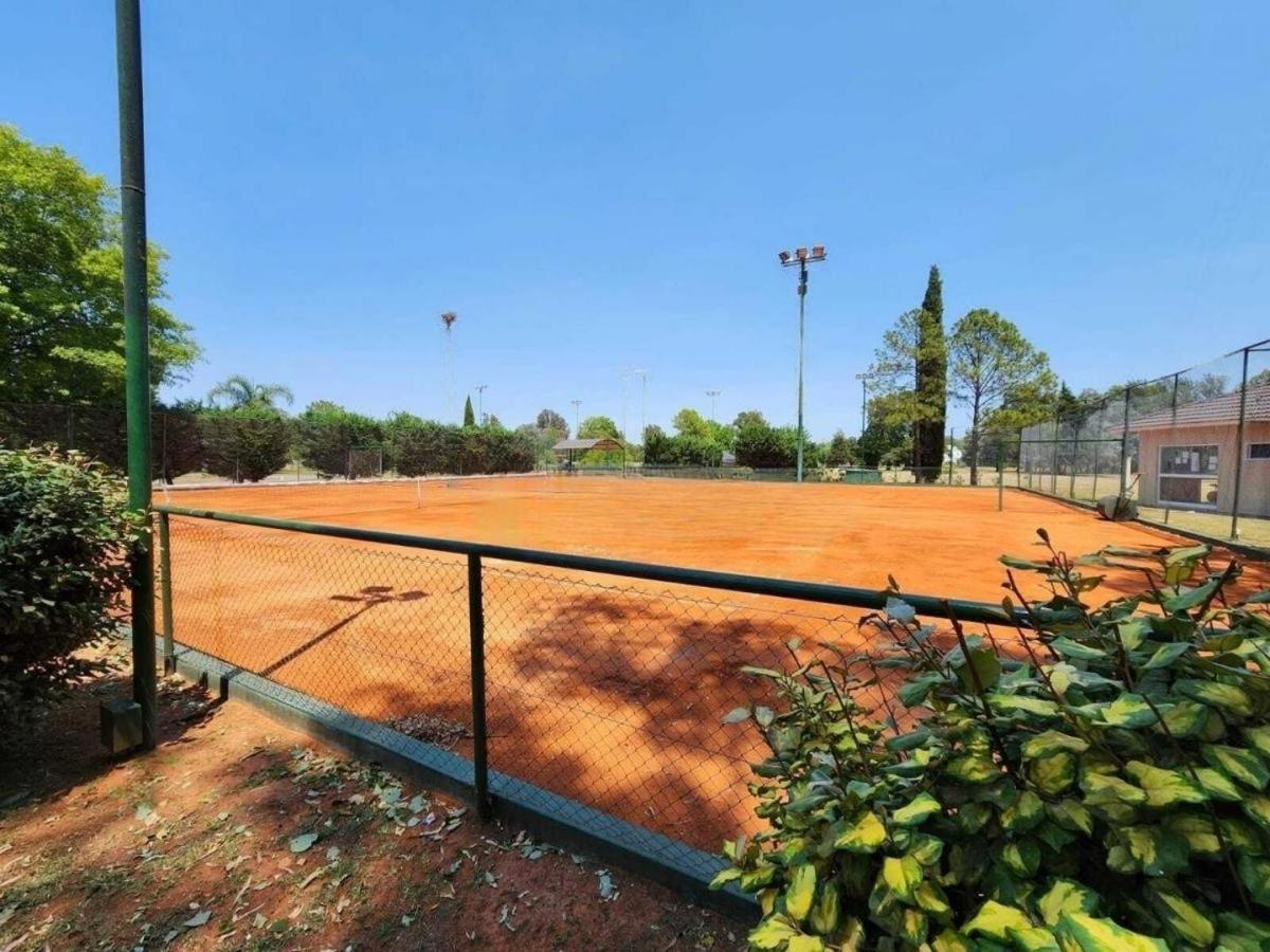 Casa con piscina privada climatizada e iluminada en exclusivo Golf Country Club Campo de Golf de 18 hoyos Piscina cubierta climatiza del club Canchas de fu