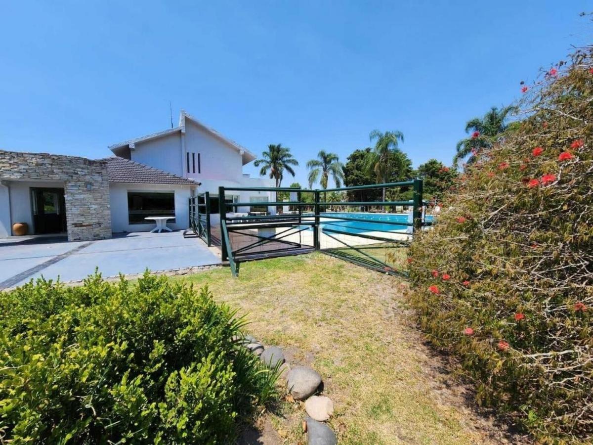 Casa con piscina privada climatizada e iluminada en exclusivo Golf Country Club Campo de Golf de 18 hoyos Piscina cubierta climatiza del club Canchas de fu