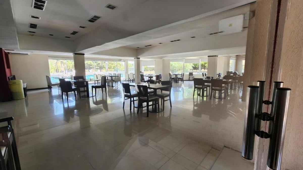 Casa con piscina privada climatizada e iluminada en exclusivo Golf Country Club Campo de Golf de 18 hoyos Piscina cubierta climatiza del club Canchas de fu