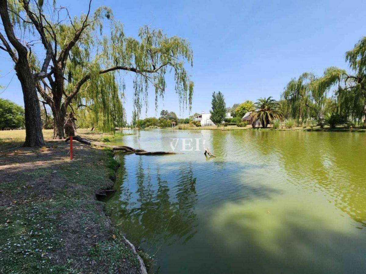 Casa con piscina privada climatizada e iluminada en exclusivo Golf Country Club Campo de Golf de 18 hoyos Piscina cubierta climatiza del club Canchas de fu