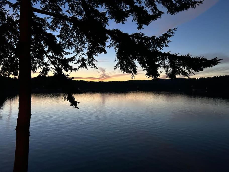 The Salish Sunset Cabin