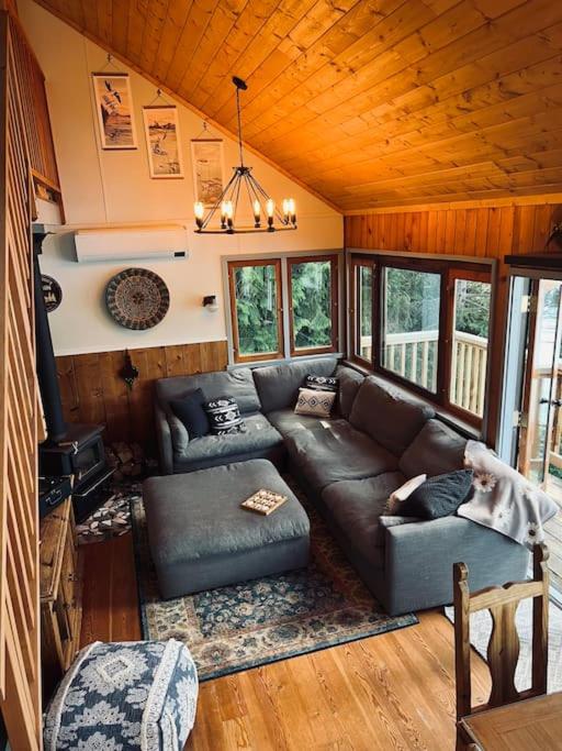 The Salish Sunset Cabin