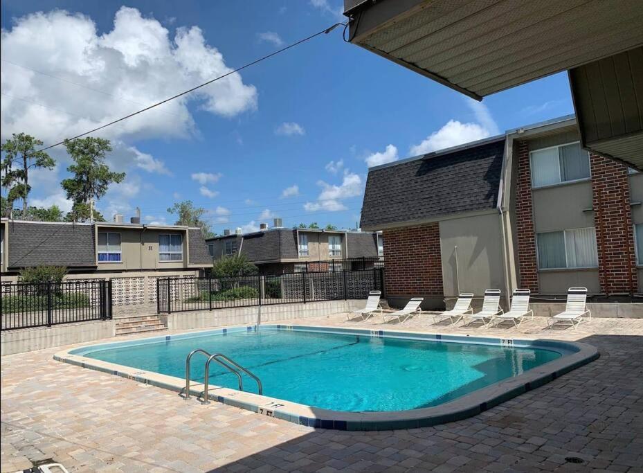 The Concrete Suite - Walk to Shands & UF , Pool view 2