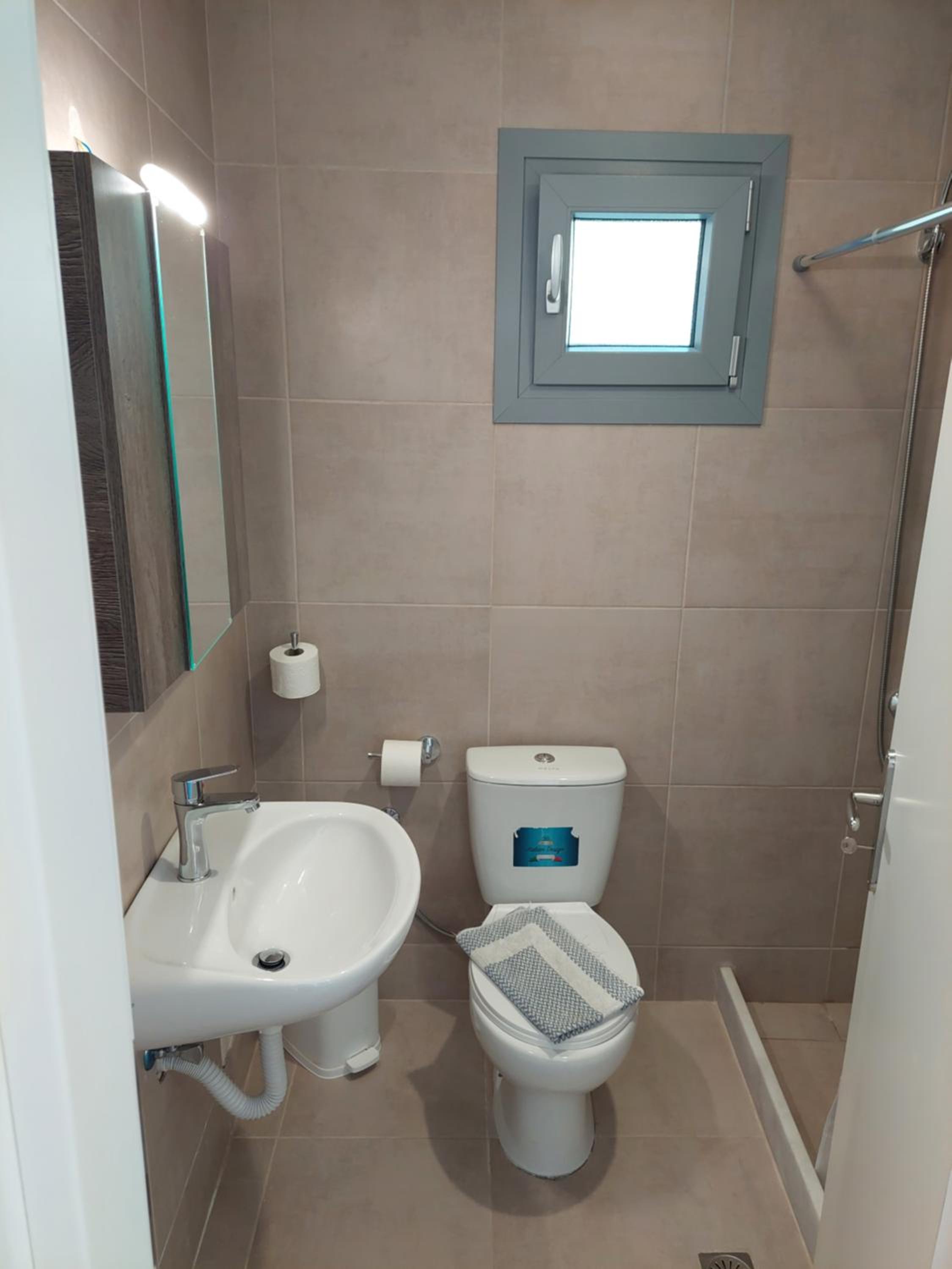 Eri Hotel en Parikia — bathroom