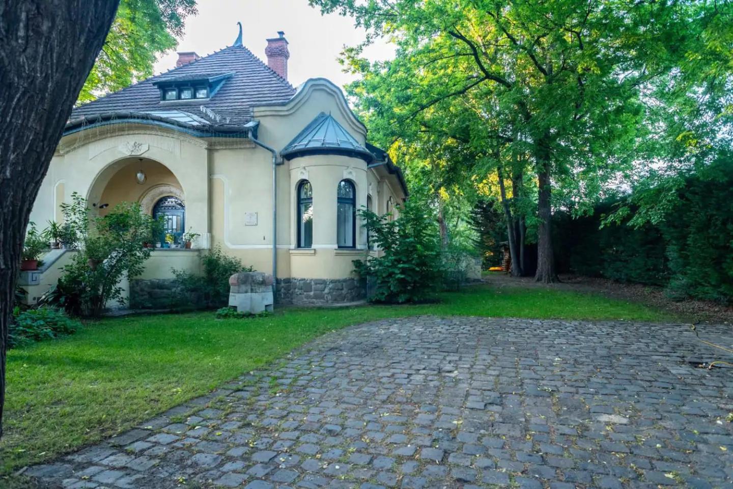 Magyaros-szecessziós Villa