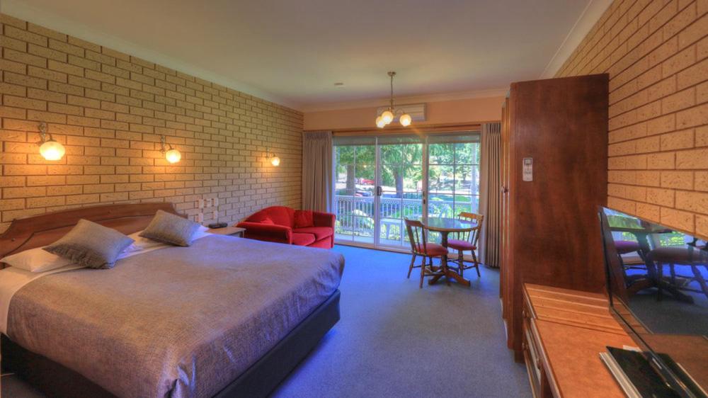 Barrass's John Bright Motor Inn