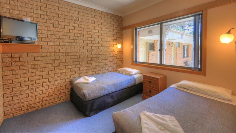 Barrass's John Bright Motor Inn