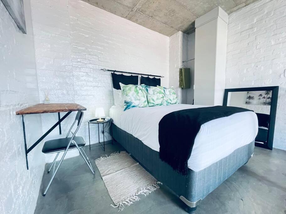 Artsy Apartment @41Nine
