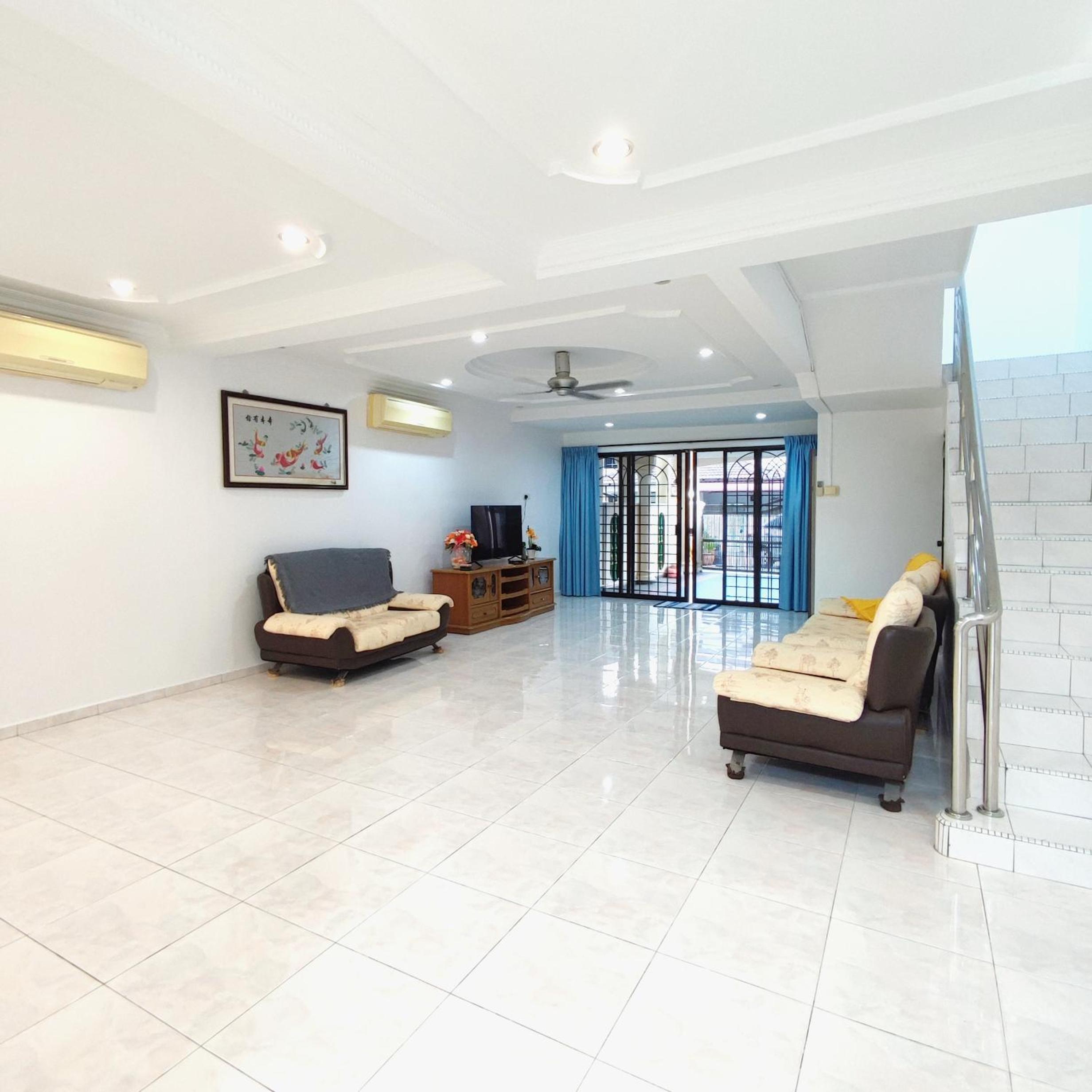 Double Storey 5 room Bukit Beruang -18pax photo 8