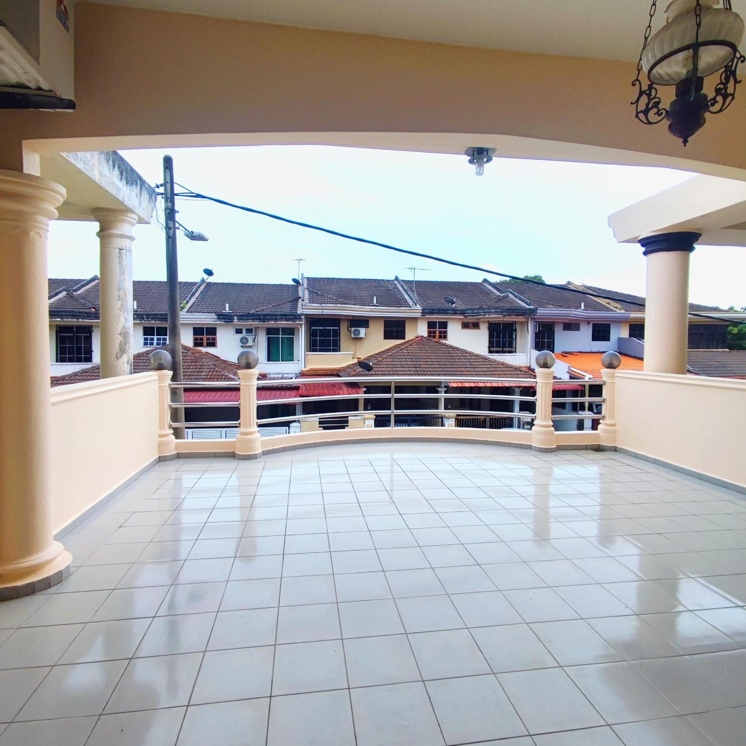 Double Storey 5 room Bukit Beruang -18pax photo 6