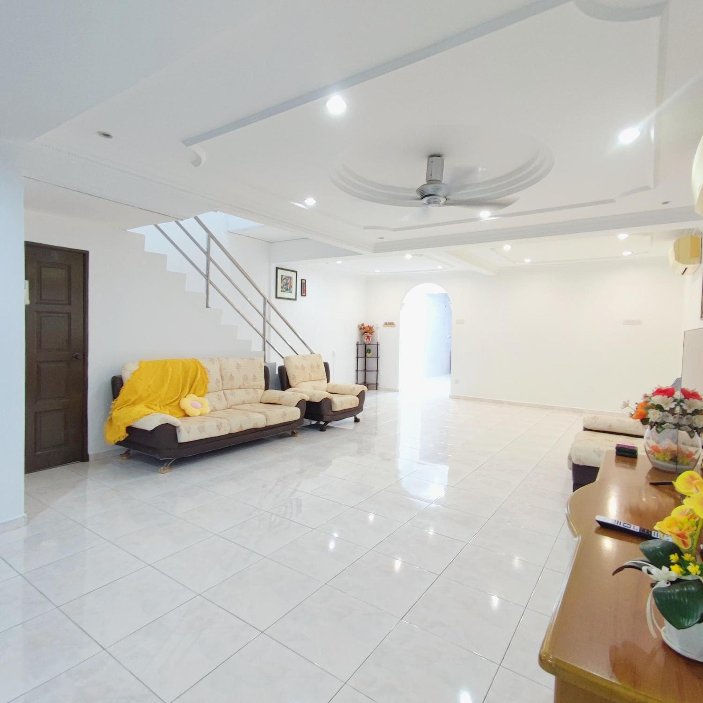 Double Storey 5 room Bukit Beruang -18pax photo 4