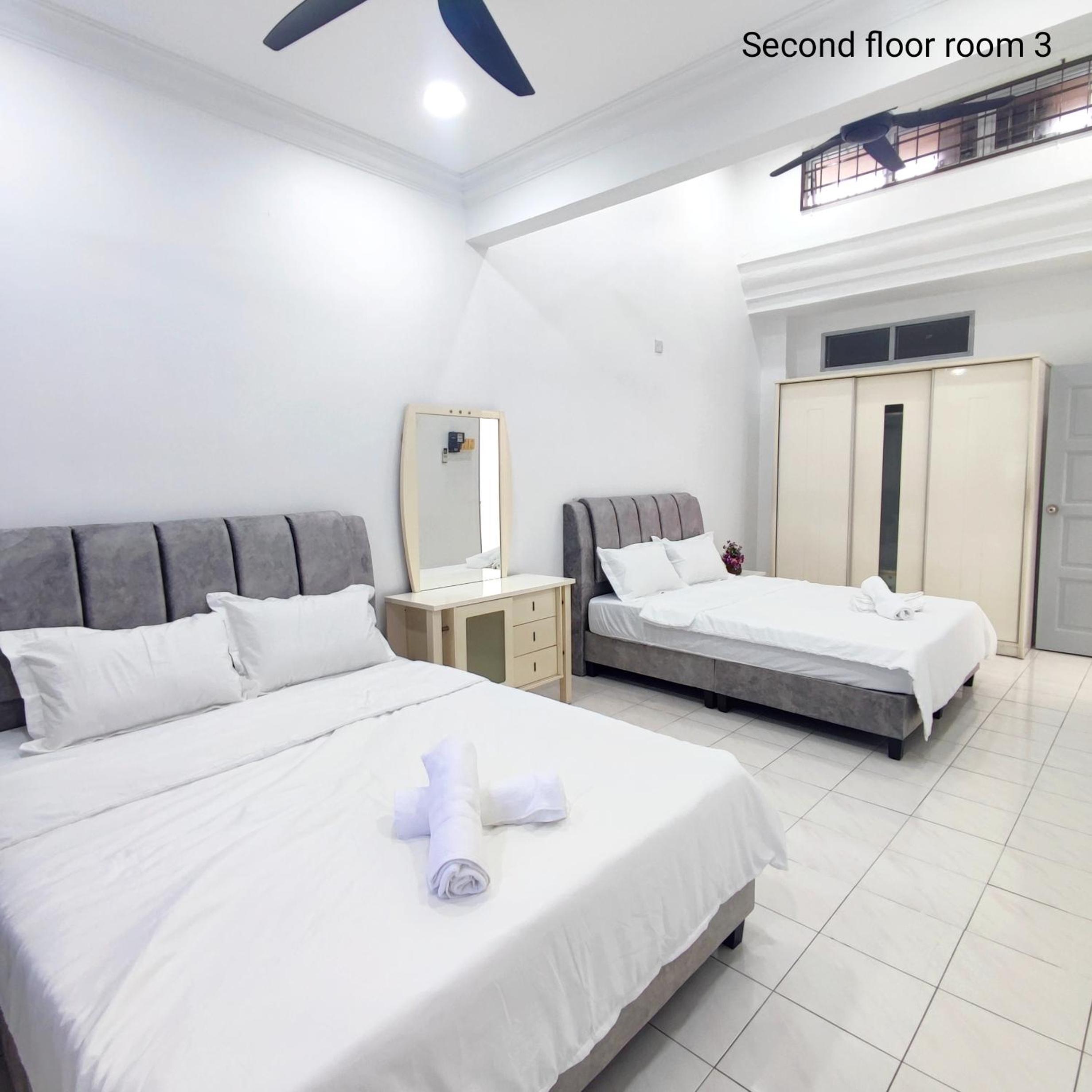 Double Storey 5 room Bukit Beruang -18pax photo 2