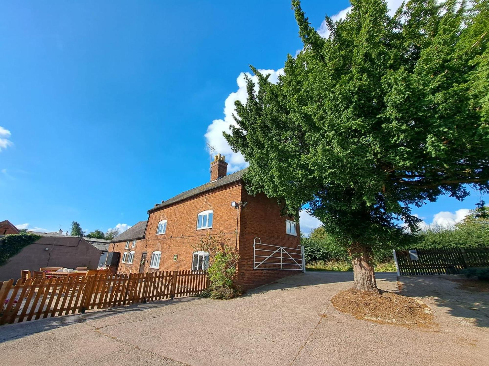 Deepmoor Farmhouse, Doveridge, Derbys. view 5