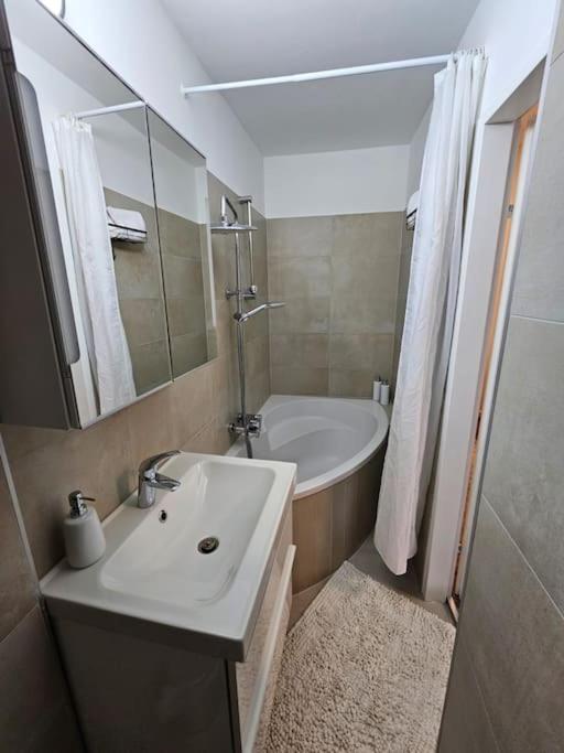 Vienna Vacations - Affordable Suite in Vienna's Hotpoint - Property Image 1