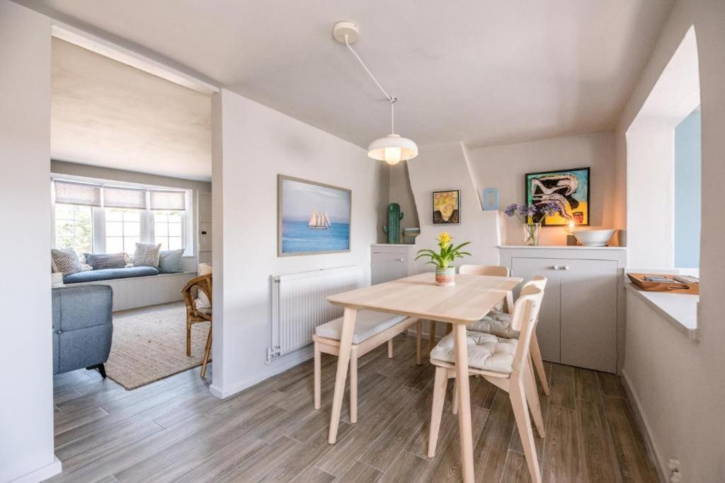 Wonderful cottage with sun-filled terrace view 4