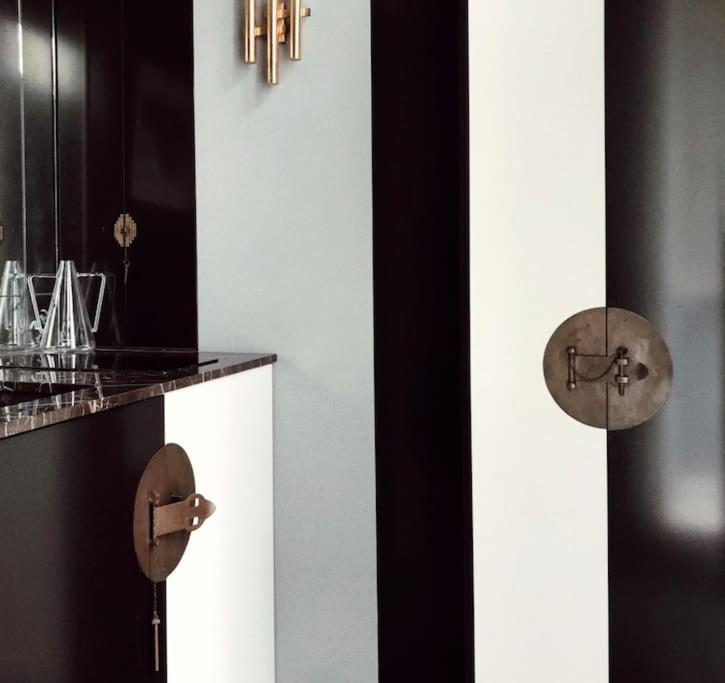 South Kensington stylish, quiet balcony apartment