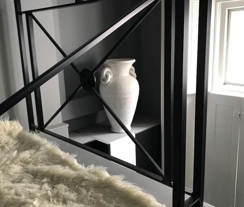 South Kensington stylish, quiet balcony apartment