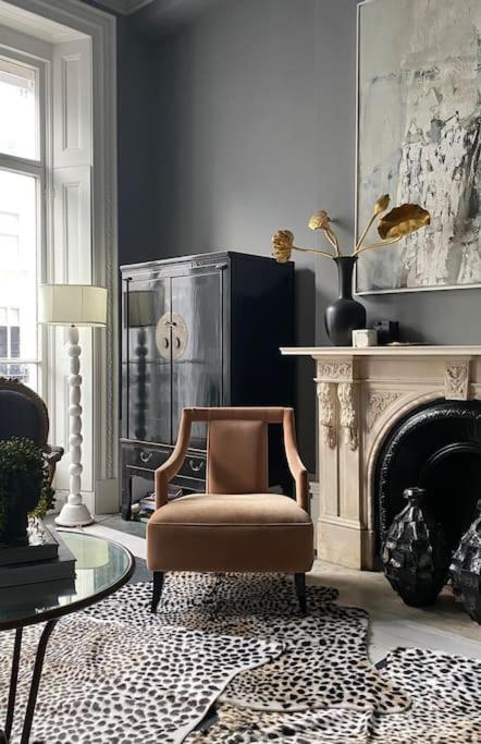 South Kensington stylish, quiet balcony apartment