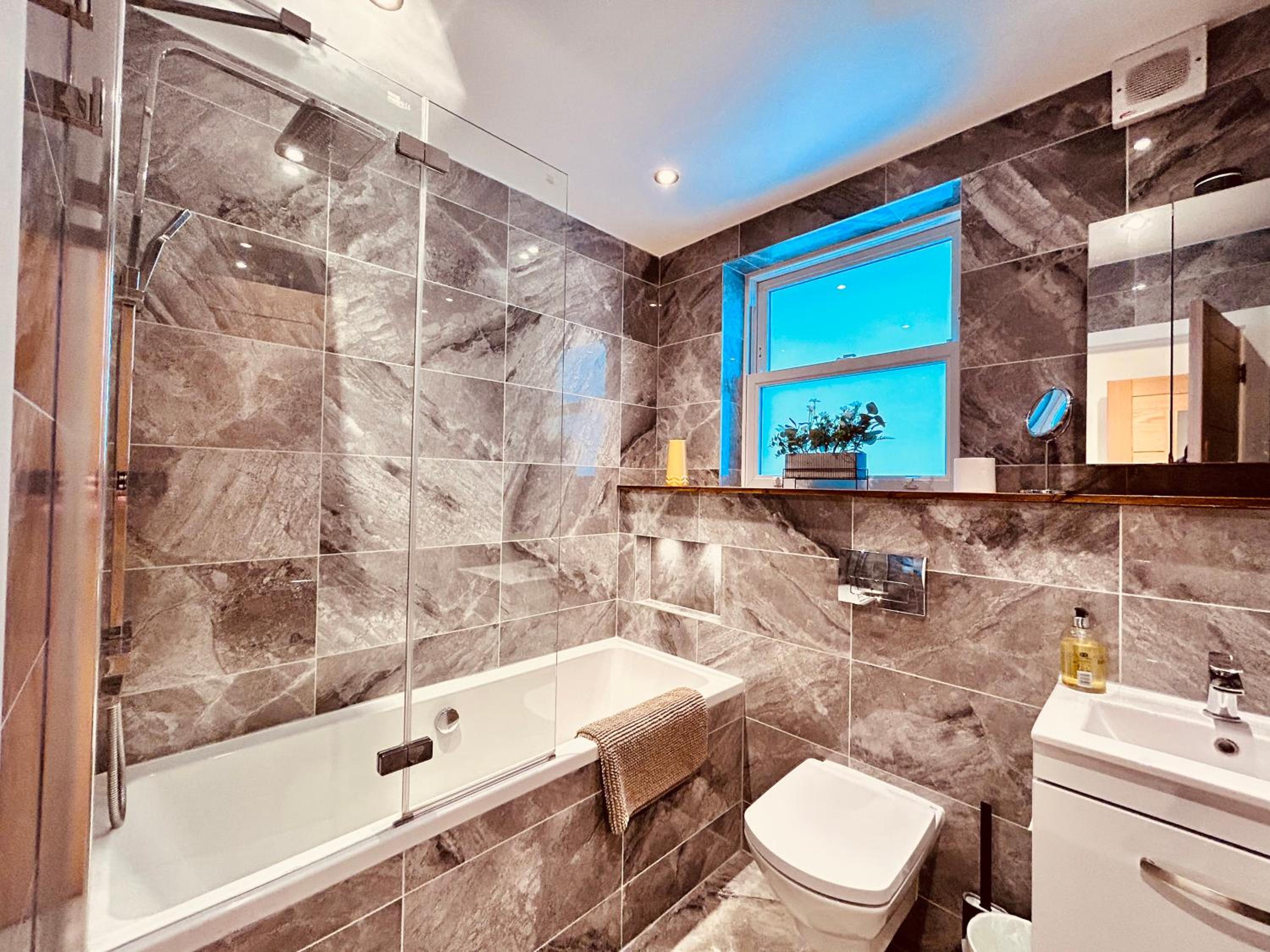 Stunning Spacious B.Apt. Slps.4