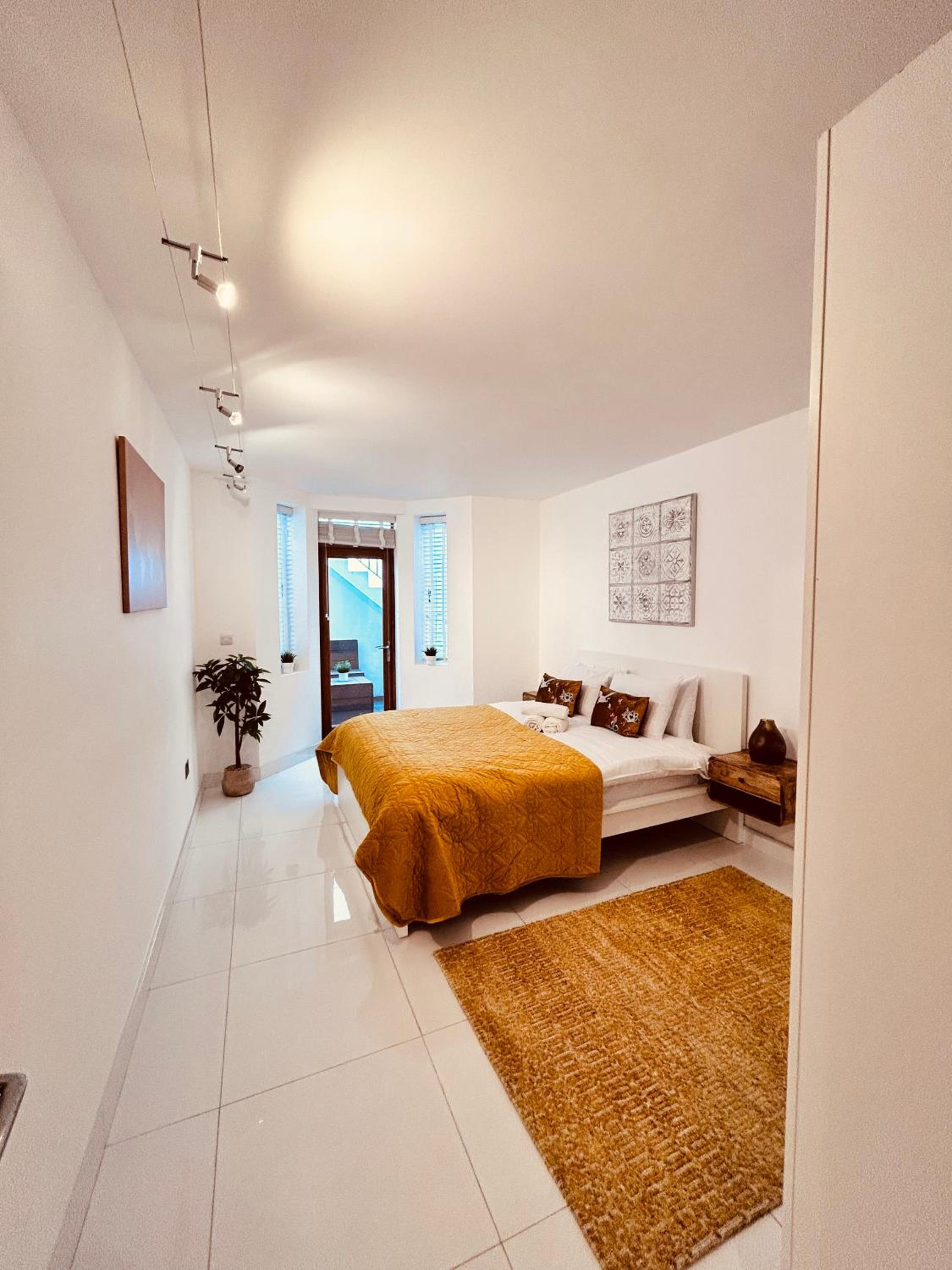 Stunning Spacious B.Apt. Slps.4