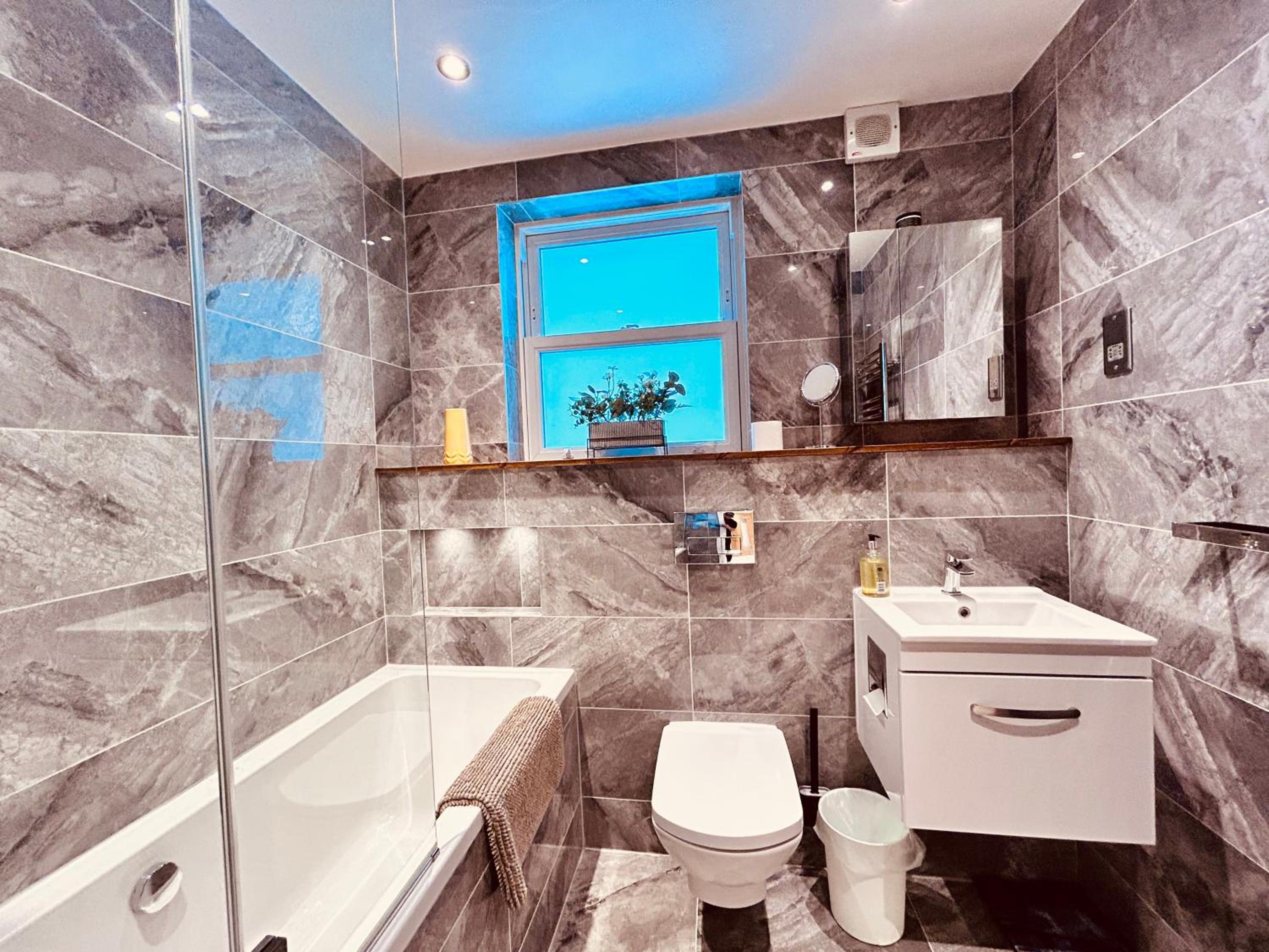 Stunning Spacious B.Apt. Slps.4