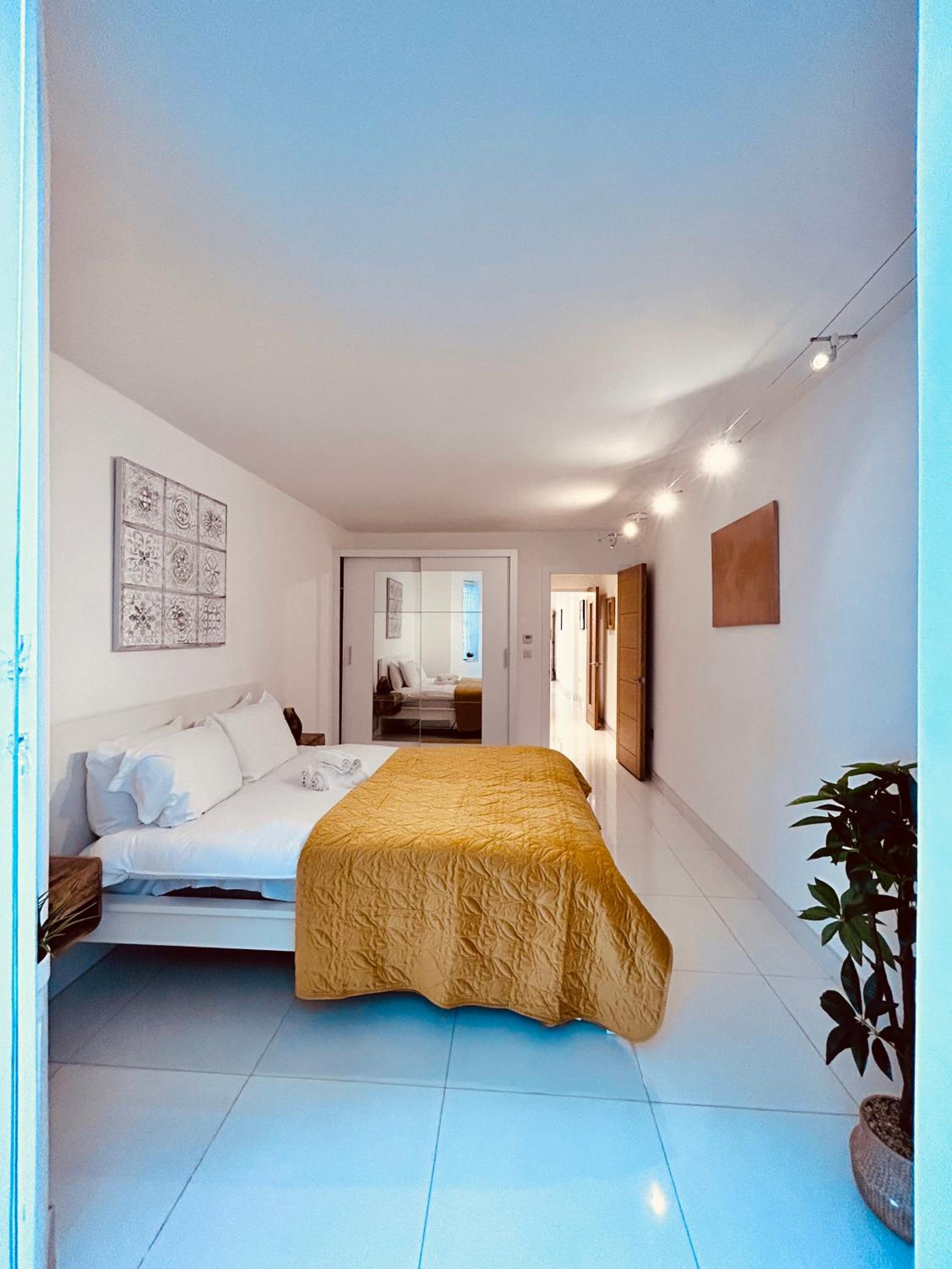 Stunning Spacious B.Apt. Slps.4
