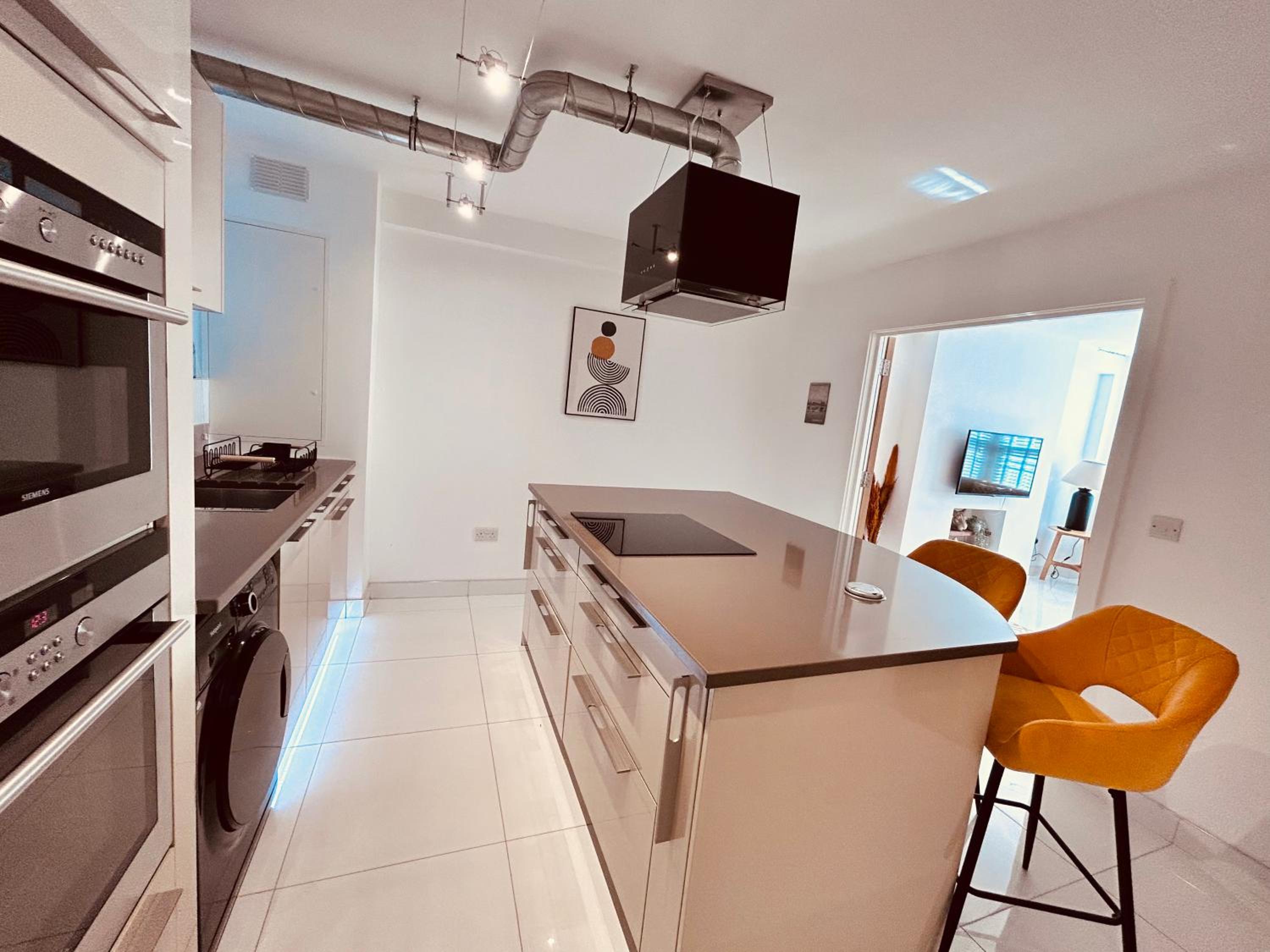 Stunning Spacious B.Apt. Slps.4