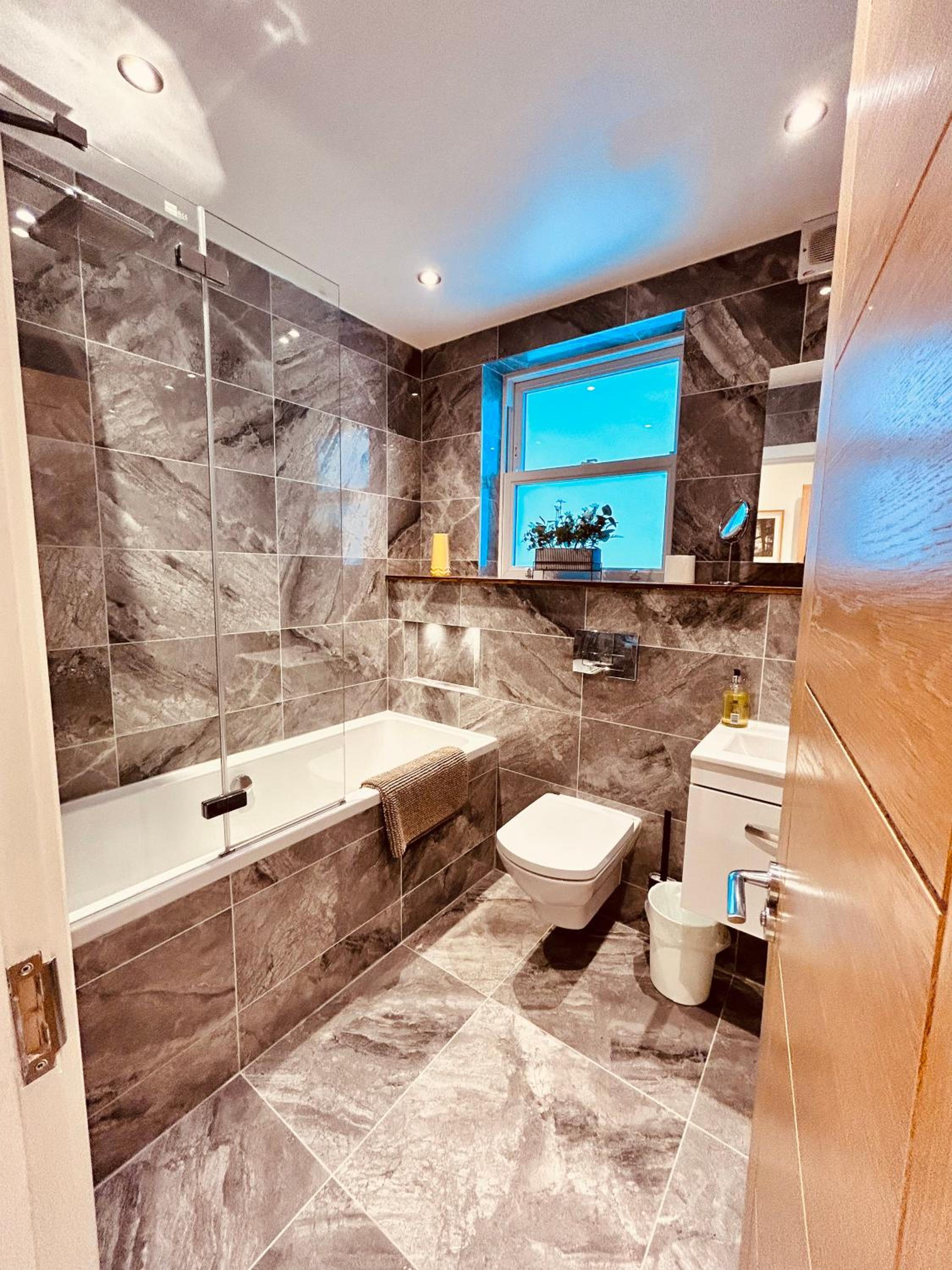 Stunning Spacious B.Apt. Slps.4