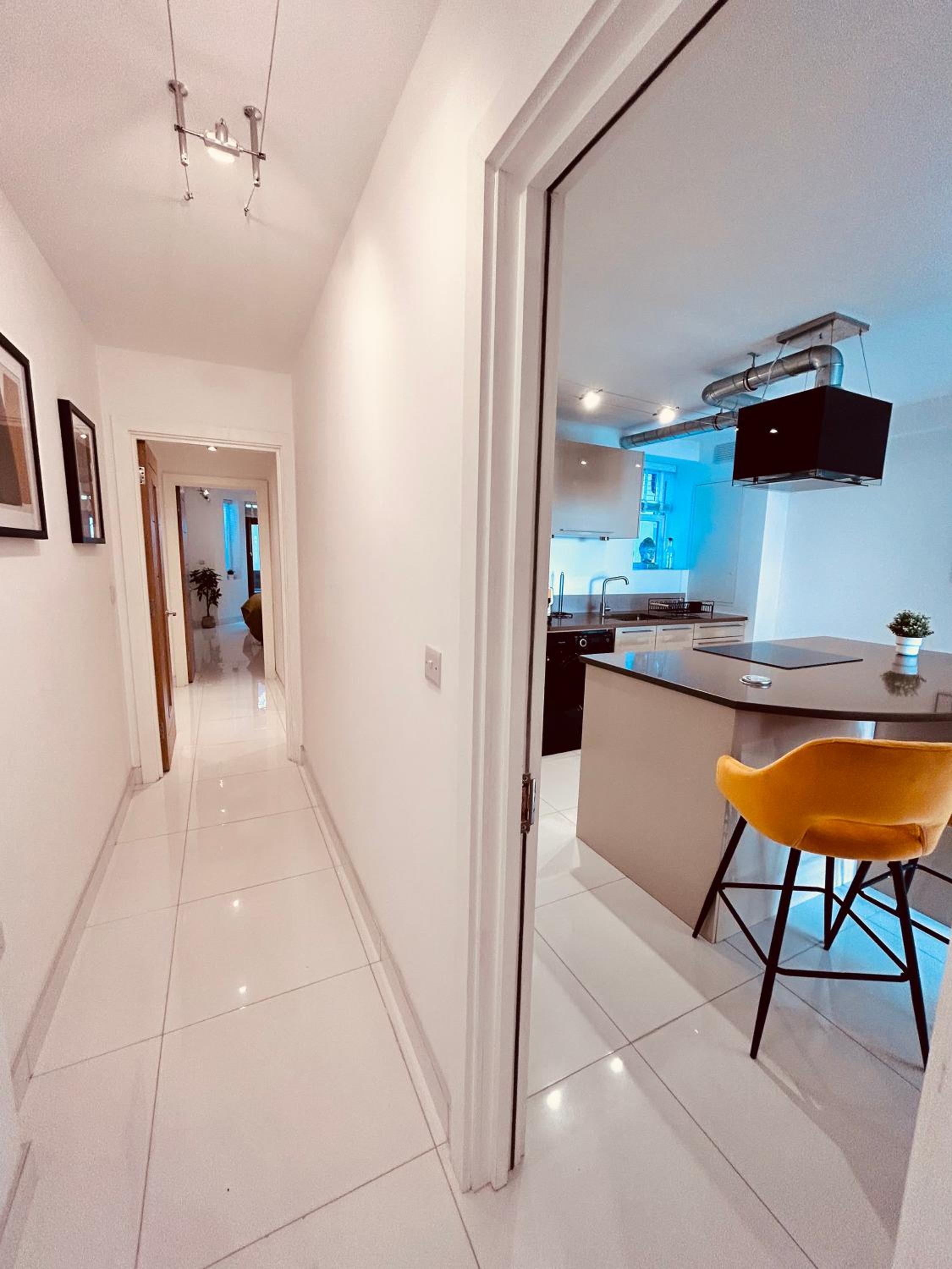 Stunning Spacious B.Apt. Slps.4