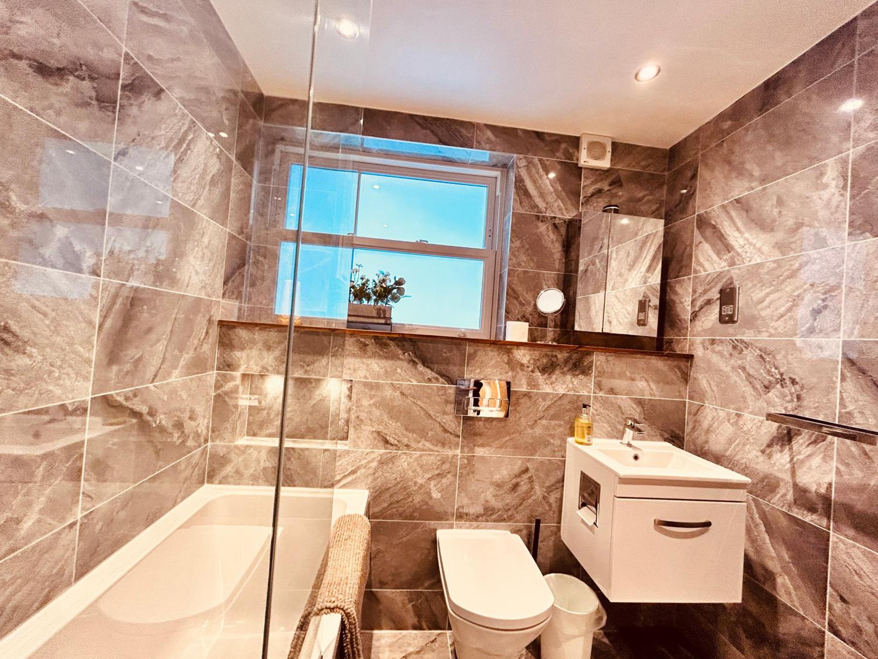 Stunning Spacious B.Apt. Slps.4