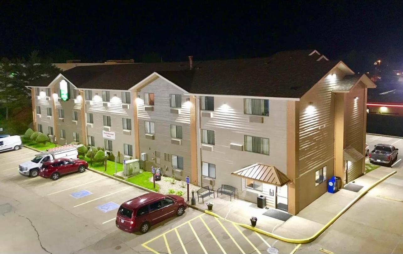 Hannibal Vacations - The Quincy Inn  Suites - Property Image 2