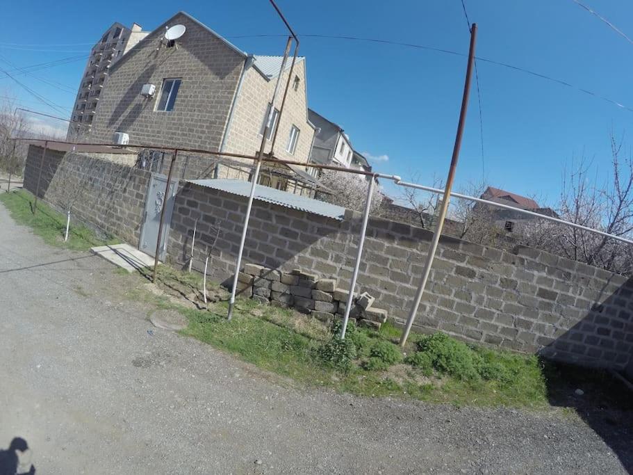 B27: Studio+BDR w/big Garden away from city heat!