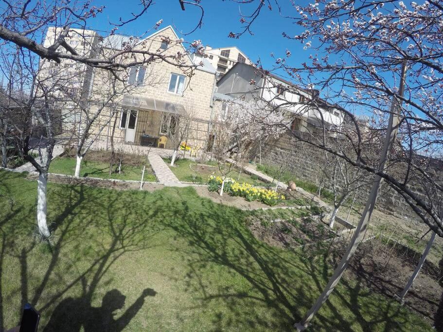 B27: Studio+BDR w/big Garden away from city heat!