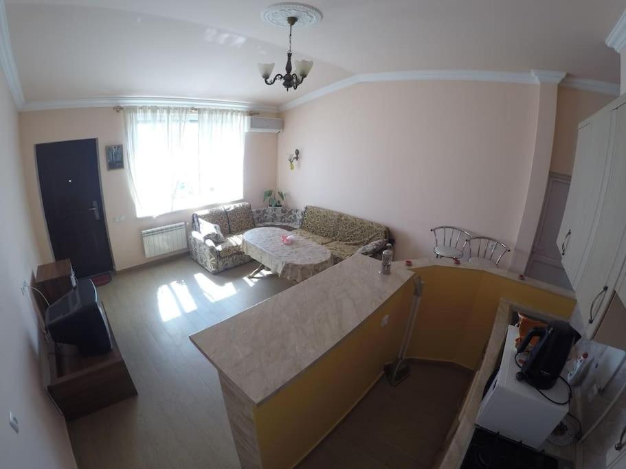 B27: Studio+BDR w/big Garden away from city heat!