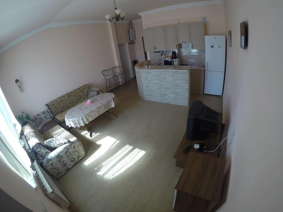 B27: Studio+BDR w/big Garden away from city heat!