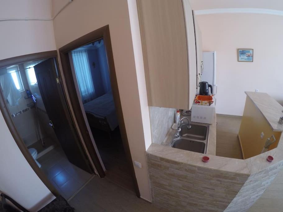B27: Studio+BDR w/big Garden away from city heat!