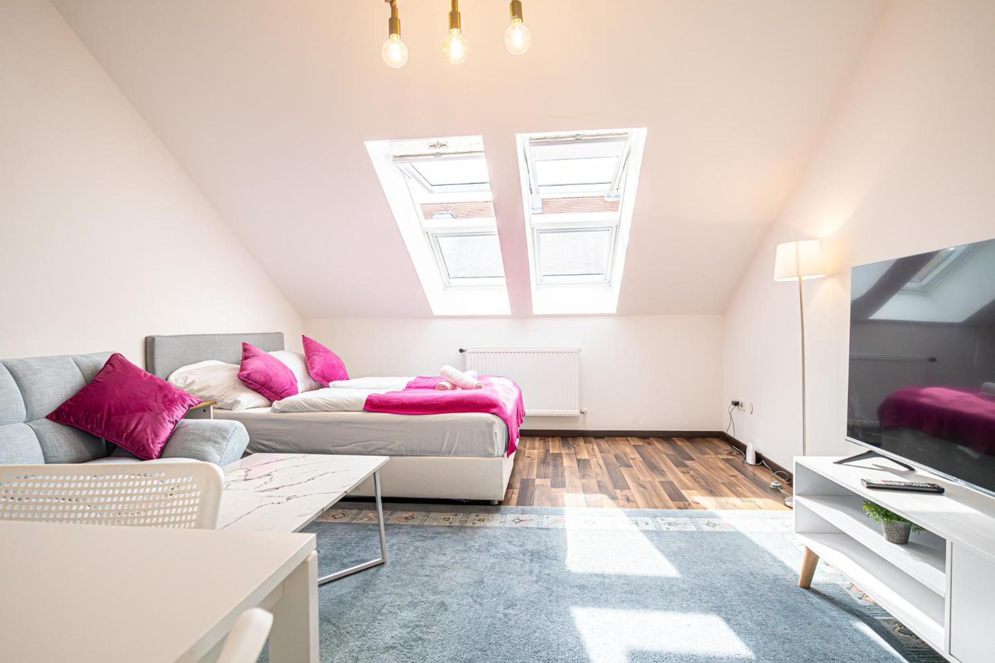 Airy Attic Apt.: Stylish Studio at Penzing Area