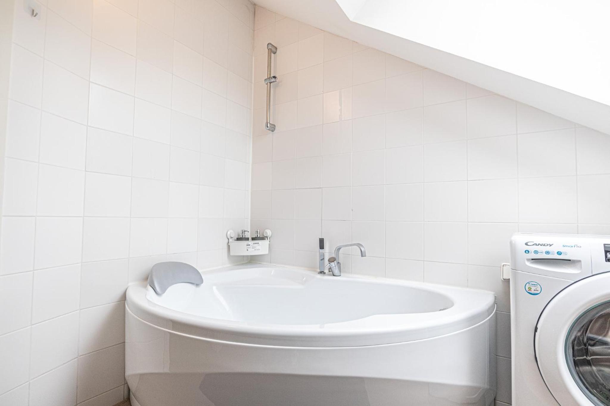 Airy Attic Apt.: Stylish Studio at Penzing Area