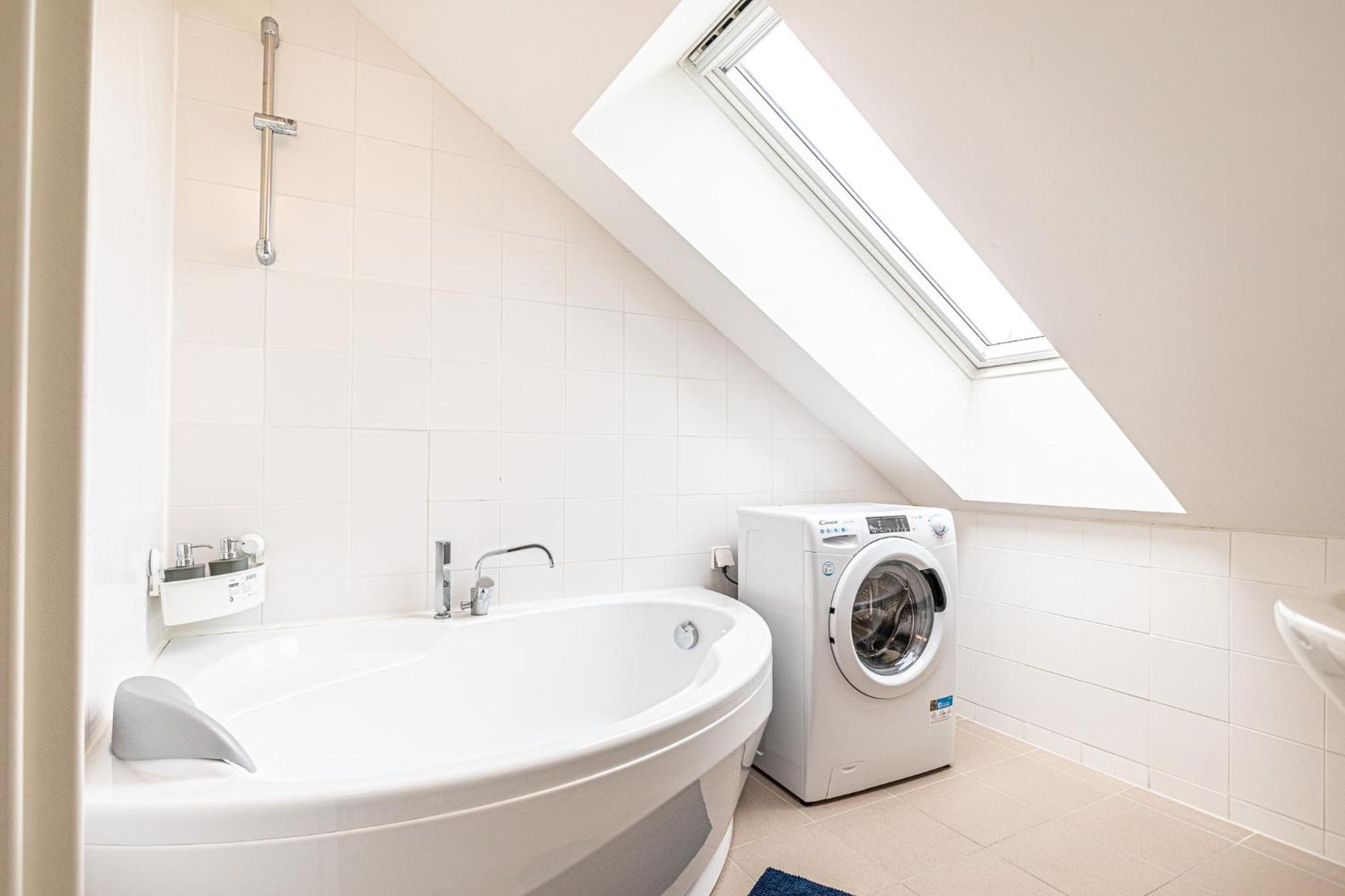 Airy Attic Apt.: Stylish Studio at Penzing Area
