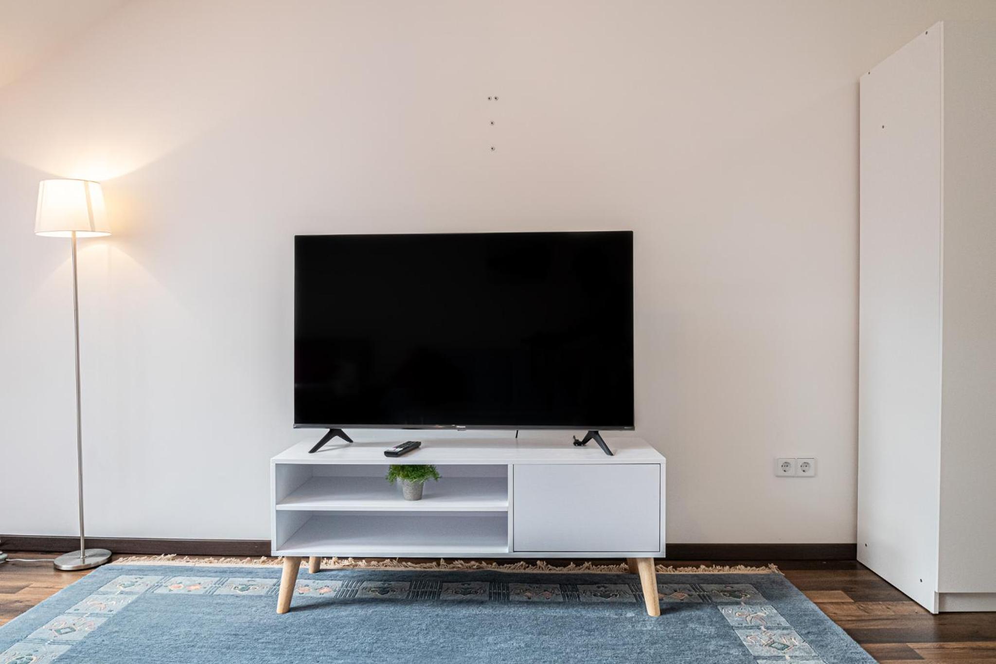 Airy Attic Apt.: Stylish Studio at Penzing Area