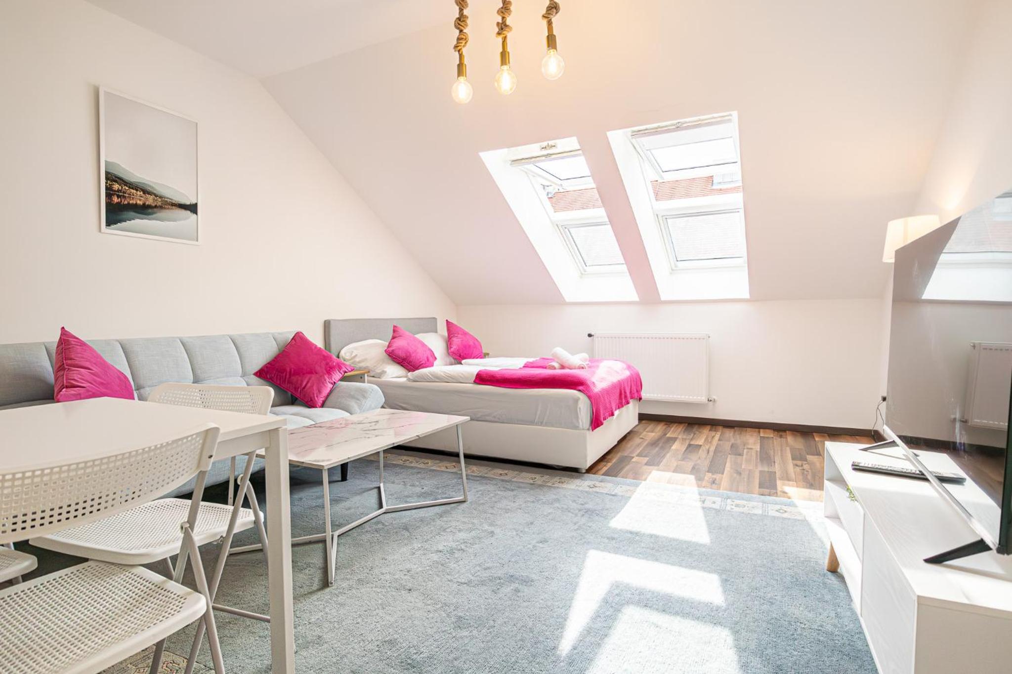 Airy Attic Apt.: Stylish Studio at Penzing Area