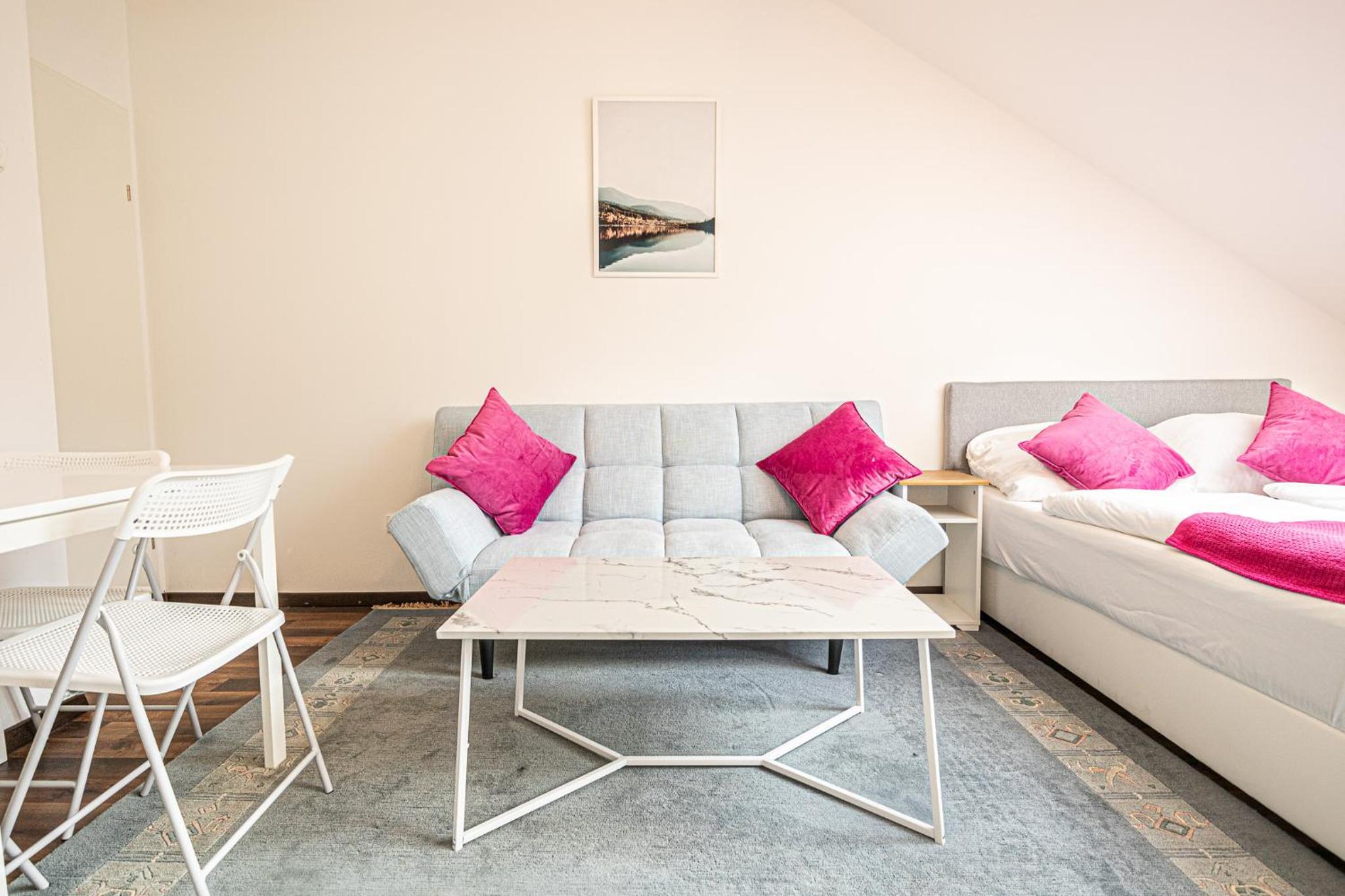 Airy Attic Apt.: Stylish Studio at Penzing Area