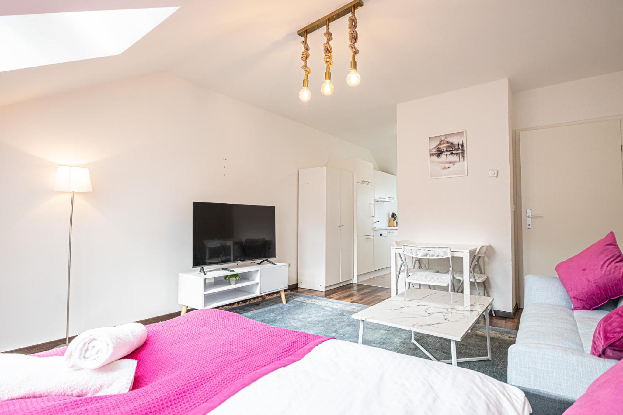 Airy Attic Apt.: Stylish Studio at Penzing Area