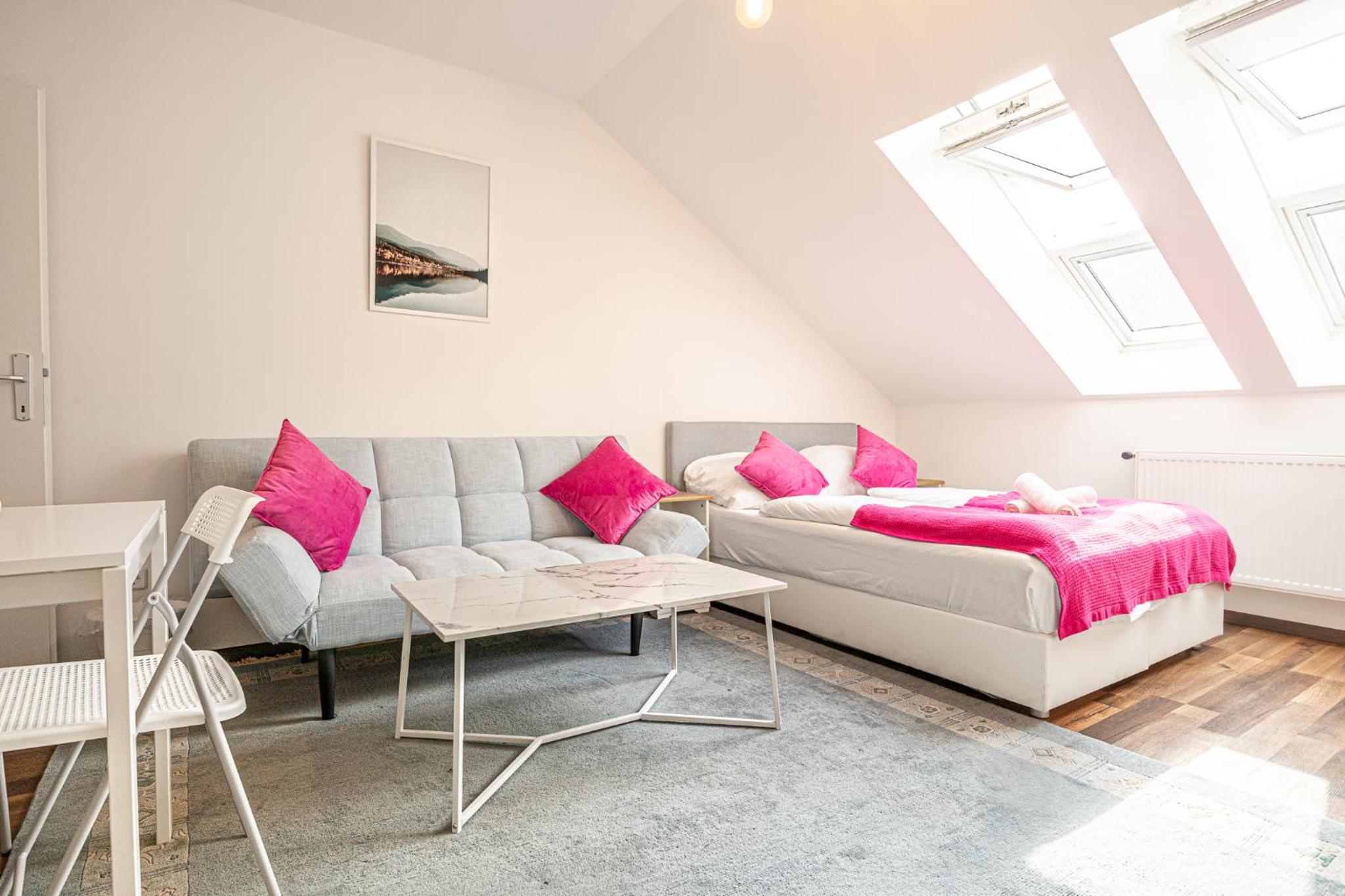 Airy Attic Apt.: Stylish Studio at Penzing Area